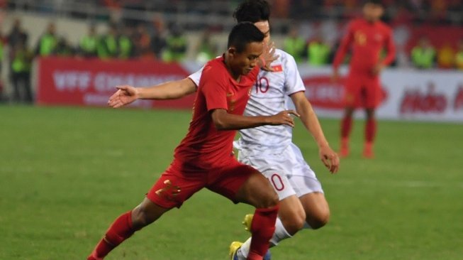 Pesepakbola Timnas Indonesia U-23 Indonesia, Sani Rizki Fauzi (kiri) berupaya melewati pemain Vietnam U-23, Truong Van Thay Qui dalam laga matchday 2 Grup K Kualifikasi Piala Asia U-23 2020 di My Dinh National Stadium, Hanoi, Vietnam, Minggu (24/3/2019) malam WIB. [ANTARA FOTO/R. Rekotomo]