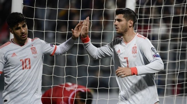 Striker Spanyol Alvaro Morata (kanan) merayakan golnya ke gawang Malta dengan rekannya Marco Asensio dalam laga kualifikasi Piala Eropa 2020 di Ta' Qali Stadium, Malta. Filippo MONTEFORTE / AFP