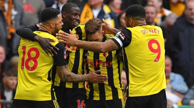 Winger Watford, Gerard Deulofeu (kedua dari kanan) merayakan golnya ke gawang Wolves bersama rekan-rekannya, dalam laga semifinal Piala FA 2018/2019 di Stadion Wembley, Senin (8/4/2019) dini hari WIB, [Ben STANSALL / AFP]