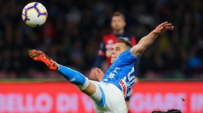 Pemain depan Napoli Napoli Arkadiusz Milik menendang bola saat menghadapi Genoa di San Paolo stadium dalam lanjutan Liga Italia. Carlo Hermann / AFP     