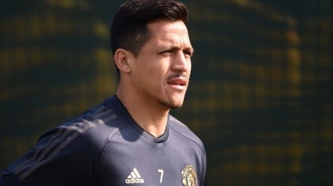 Striker Manchester United Alexis Sanchez sudah mengikuti latihan bersama para pemain MU lainnya di lainnya di Carrington. Oli SCARFF / AFP