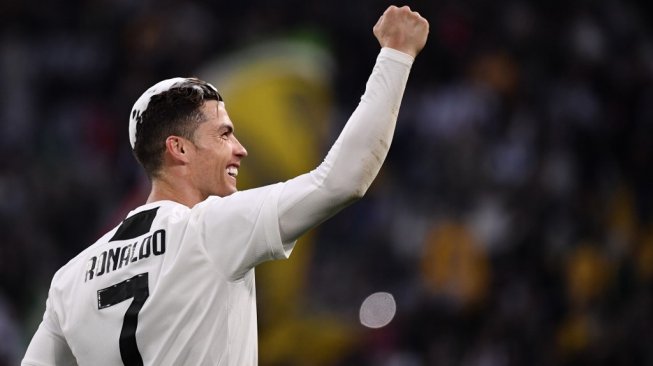 Ekspresi sukacita megabintang Juventus, Cristiano Ronaldo yang melumuri rambutnya dengan foam usai timnya memastikan raihan gelar juara Liga Italia 2018/2019 pasca mengalahkan Fiorentina 2-1 di Allianz Stadium, Turin, dalam laga giornata ke-33, Minggu (21/4/2019) dini hari WIB. [Isabella BONOTTO / AFP]