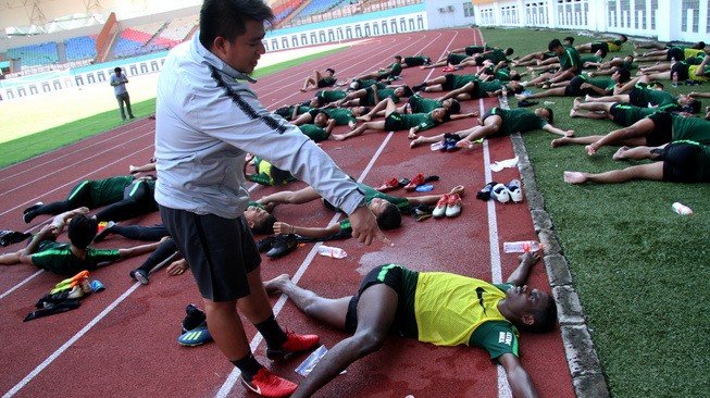 Para peserta seleksi Timnas Indonesia U-19 di Stadion Wibawa Mukti, Cikarang, Kabupaten Bekasi, Jawa Barat, Kamis (25/4/2019). [Antara/Risky Andrianto]