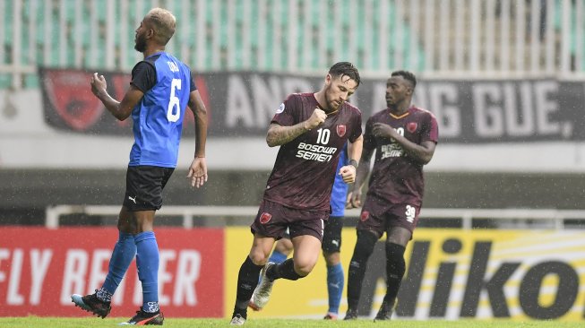 Pesepak bola klub PSM Makassar Marc Klok (tengah) meluapkan kegembiraan seusai mencetak gol ke gawang klub Home United FC melalui tendangan pinalti pada pertandingan fase Grup H Piala AFC 2019 di Stadion Pakansari, Bogor, Jawa Barat, Selasa (30/4/2019). Pada pertandingan tersebut PSM Makassar menang atas klub asal Singapura Home United FC dengan skor 3-2 sehingga PSM Makassar dipastikan lolos ke babak semifinal. ANTARA FOTO/Hafidz Mubarak