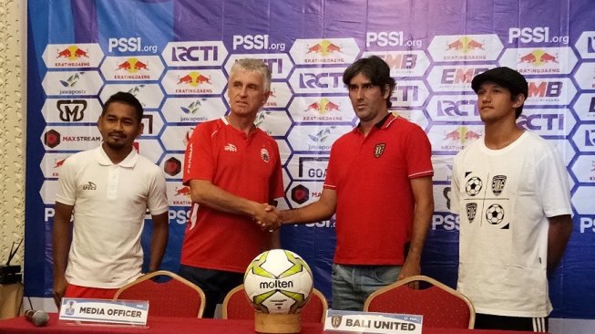 Pelatih Bali United Stefano Cugurra Teco (kedua kanan), Pemain Irfan Bachdim (kanan) bersama dengan Pelatih Persija Ivan Kolev (kedua kiri), dan Ramdani Lestaluhu (kiri) pada jumpa pers sehari jelang kedua tim bertanding. [Suara.com/Adie Prasetyo]