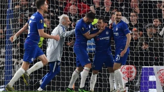 Pemain Chelsea Eden Hazard (kedua kanan) merayakan golnya ke gawang Eintracht Frankfurt dalam adu penalti di Stamford Bridge. Ben STANSALL / AFP