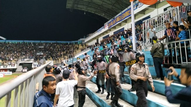 Pertandingan pembuka Liga 1 2019 antara PSS Sleman vs Arema FC di Stadion Maguwoharjo, Sleman, Rabu (15/5/2019), terhenti sementara akibat bentrok suporter kedua kubu. [Suara.com/Adie Prasetyo]