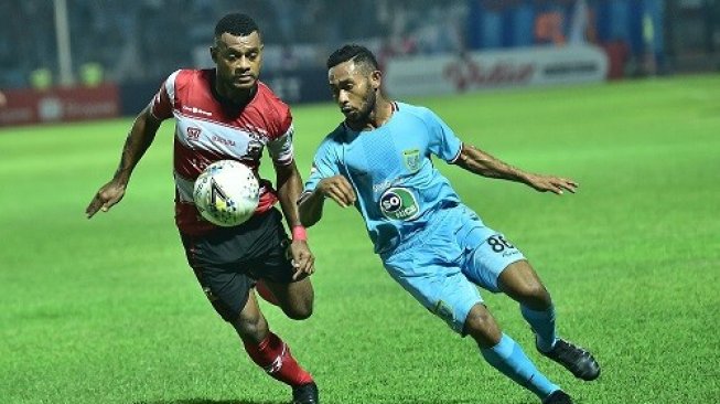 Pemain kesebelasan Persela, Marsel Aleksander Kararibo (kanan) berusaha melewati hadangan pemain Madura United Marckho Sandi (kiri)dalam pertandingan Liga 1 2019 di Stadion Surajaya Lamongan, Jawa Timur, Jumat (17/5/2019). ANTARA FOTO/Syaiful Arif