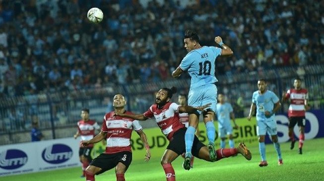 Pemain kesebelasan Persela Lamongan, Alex Dos Santos (tengah) berusaha menyundul bola udara dalam pertandingan Liga 1 2019 melawan Madura United di Stadion Surajaya Lamongan, Jawa Timur, Jumat (17/5/2019). ANTARA FOTO/Syaiful Arif