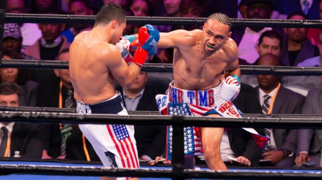 Juara dunia kelas welter WBA (Super), Keith Thurman (kanan), menghempaskan hook kanan ke arah dagu Josesito Lopez dalam pertarungan di Barclays Center, New York, AS, Sabtu (26/1/2019) . [Shutterstock]