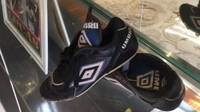 Sepatu Lucas Moura yang pertama kali digunakan semasa anak-anak. Saat ini sepatu yang dianggap trofi itu dipajang di rumahnya, Sao Paulo, Brasil (The Sun)