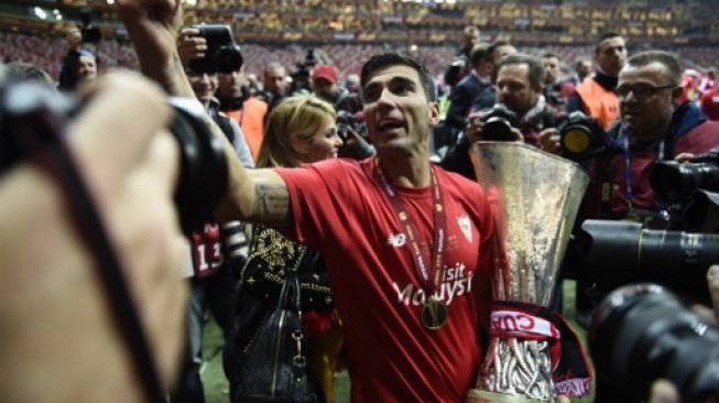 Jose Antonio Reyes, saat itu masih memperkuat Sevilla, berpose dengan trofi Liga Europa usai partai final di tahun 2015 [AFP]