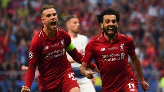 Pemain Liverpool Mohamed Salah (kanan) merayakan golnya ke gawang Tottenham Hotspur dari titik penalti saat final Liga Champions. GABRIEL BOUYS / AFP