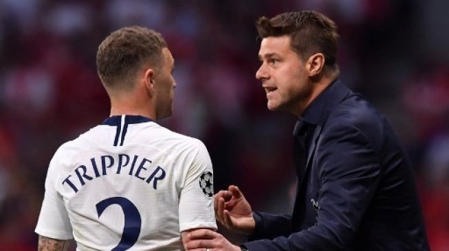 Manajer Tottenham Hotspur Mauricio Pochettino (kanan) memberikan instruksi kepada bek Kieran Trippier saat menghadapi Liverpool di final Liga Champions. Ben STANSALL / AFP