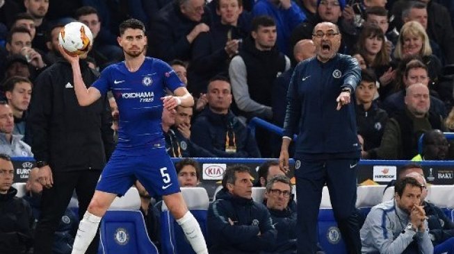   Manajer Chelsea Maurizio Sarri (kanan) bereaksi saat Jorginho akan melakukan lemparan ke dalam saat menghadapi Eintracht Frankfurt di semifinal Liga Europa leg kedua. Ben STANSALL / AFP