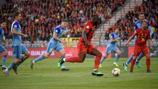 Striker Belgia Romelu Lukaku (tengah) membawa bola saat memghadapi Kazakhstan dalam laga lanjutan kualifikasi Piala Eropa 2020 di Brusells. JOHN THYS / AFP 