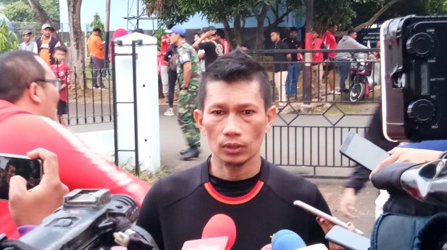 Ismed Sofyan seusai latihan seusai latihan di lapangan PS AU, Halim Perdanakusuma, Senin (10/6/2019).  (Suara.com / Adie Prasetyo) 