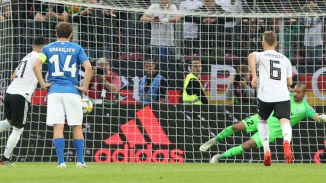 Gelandang Timnas Jerman, Ilkay Gundogan (kiri), mengeksekusi penalti yang bersarang ke gawang Estonia pada lanjutan Kualifikasi Piala Eropa 2020 Grup C di Opel Arena, Mainz, Selasa (11/6/2019). [AFP/Ina Fassbender]