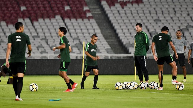 Pelatih timnas Indonesia Simon McMenemy (ketiga kanan) memimpin sesi latihan di Stadion Gelora Bung Karno, Senayan, Jakarta, Jumat (14/6/2019). Latihan tersebut merupakan persiapan timnas Indonesia untuk menghadapi pertandingan uji coba internasional melawan Timnas Vanuatu pada 15 Juni 2019. ANTARA FOTO/Galih Pradipta