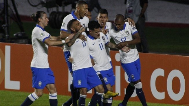 Para pemain Brasil merayakan gol Philipe Coutinho di laga perdana Copa America 2019 antara Brasil vs Bolivia, Sabtu (15/6/2019) pagi WIB. (AFP)