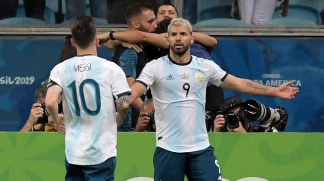 Striker Timnas Argentina, Sergio Aguero (kanan), merayakan gol ke gawang Qatar bersama sang kapten, Lionel Messi, pada laga terakhir penyisihan Grup B Copa America 2019 di Gremio Arena, Porto Alegre, Brasil, Senin (24/6) dini hari WIB. [AFP/Carl de Souza]