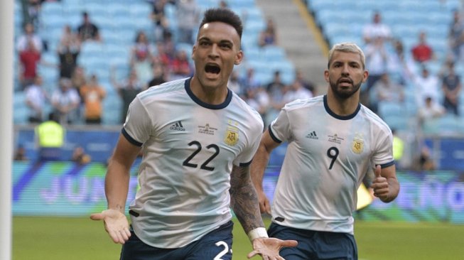 Striker Timnas Argentina, Lautaro Martinez (kiri), merayakan gol ke gawang Qatar bersama Sergio Aguero pada laga terakhir penyisihan Grup B Copa America 2019 di Gremio Arena, Porto Alegre, Brasil, Senin (24/6) dini hari WIB. [AFP/Carl de Souza]