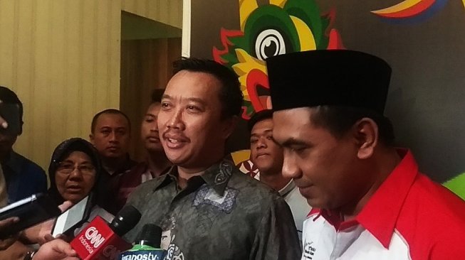 Menteri Pemuda dan Olahraga (Menpora) Imam Nahrawi (kiri). (Suara.com/Arief Apriadi) 