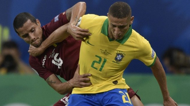 Penyerang Timnas Brasil, Richarlison (kanan). [Juan MABROMATA / AFP]