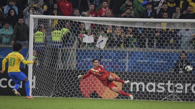 Pemain Brasil, Willian sukses mengecoh kiper Paraguay, Fernandez saat melakoni adu penalti di babak perempat final Copa America 2019, Jumat (28/6/2019). [LUIS ACOSTA / AFP]