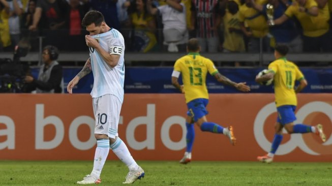 Pemain Timnas Brasil melakukan selebrasi usai Gabriel Jesus menjebol gawang Argentina pada semifinal Copa America di Stadion Mineirao, Belo Horizonte, Brasil, Rabu (3/7/2019). (Luis ACOSTA / AFP)