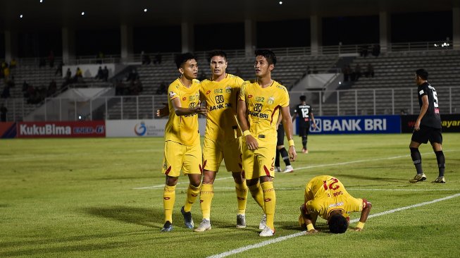 Pemain sepak bola Bhayangkara FC melakukan selebrasi usai mencetak gol ke gawang Tira Persikabo pada pertandingan lanjutan Liga 1 di Stadion Madya Gelora Bung Karno, Jakarta, Kamis (4/7/2019). ANTARA FOTO/Galih Pradipta