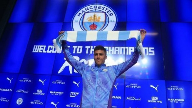 Pemain baru Manchester City Rodri saat diperkenalkan di Etihad stadium, Manchester. Lindsey Parnaby / AFP