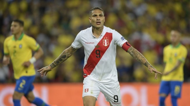 Penyerang Peru, Paolo Guerrero selebrasi usai sukses mengecoh kiper Brasil Alisson Becker saat melakukan eksekusi penalti di final Copa America 2019, Senin (8/7/2019). [JUAN MABROMATA / AFP]