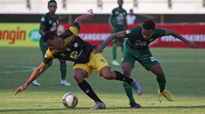 Pesepak bola Persebaya Osvaldo Ardiles Haay (kanan) berebut bola dengan pesepak bola PS Barito Putera Lucas Rodrigues Ramos Da Silva (kiri) saat pertandingan Liga 1 2019 di Stadion Gelora Bung Tomo, Surabaya, Jawa Timur, Selasa (9/7/2019). Persebaya ditahan imbang PS Barito Putera dengan skor akhir 2-2. ANTARA FOTO/Moch Asim