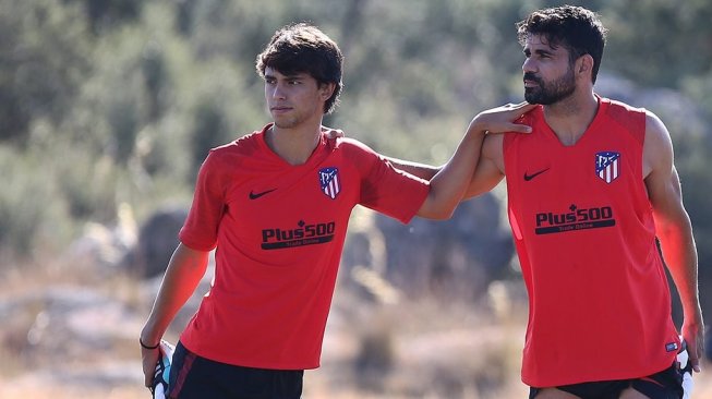 Penyerang baru Atletico Madrid, Joao Felix (kiri) melakoni sesi latihan bersama penyerang Atletico Madrid, Diego Costa jelang masa pramusim klub. [Laman resmi Atletico]