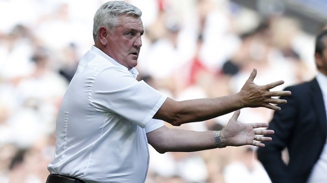 Steve Bruce memberi arahan kepada anak asuhnya saat masih menukangi Aston Villa. (Ian KINGTON / AFP)