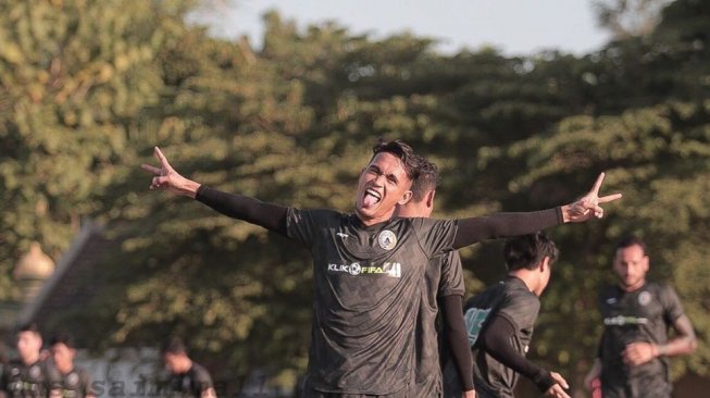 Gelandang PSS Sleman, M Sidik Saimima saat berlatih di Stadion Maguwoharjo. (Instagram/@ms_saimima11)