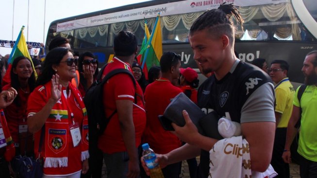 Gelandang tengah Leeds United, Kalvin Phillips saat bertemu fans. (Myo Kyaw SOE / AFP)