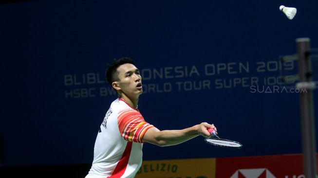 Pebulu tangkis tunggal putra Indonesia Jonatan Christie (Jojo) saat bertanding melawan pebulu tangkis Denmark Rasmus Gemke dalam babak pertama Blibli Indonesia Open 2019 di Istora Senayan, GBK, Jakarta, Selasa (16/7). [Suara.com/Arief Hermawan P]