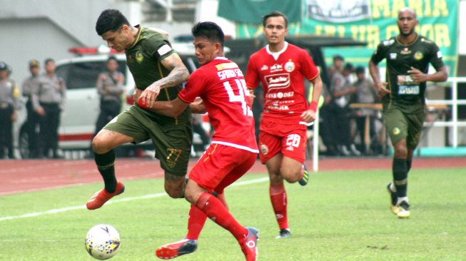 Pesepak bola Tira Persikabo Ciro Henrique Alvez (kiri) berebut bola dengan pesepak bola Persija Jakarta Sandi Sute (kedua kiri) dalam laga Liga 1 2019 di Stadion Pakansari, Bogor, Jawa Barat, Selasa (16/7/2019). Pada babak pertama Tira Persikabo unggul dengan skor 3-2. ANTARA FOTO/Yulius Satria Wijaya