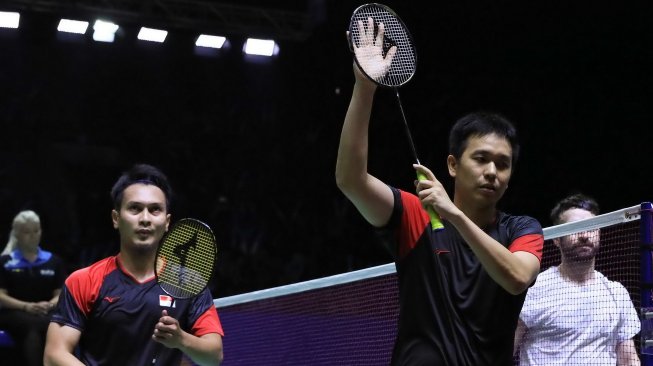 Pasangan senior ganda putra Indonesia, Hendra Setiawan/Mohammad Ahsan, melaju ke babak kedua Indonesia Open 2019 usai kalahkan wakil Inggris, Marcus Ellis/Chris Langridge, di Istora Senayan, Jakarta, Rabu (17/7). [Humas PBSI]