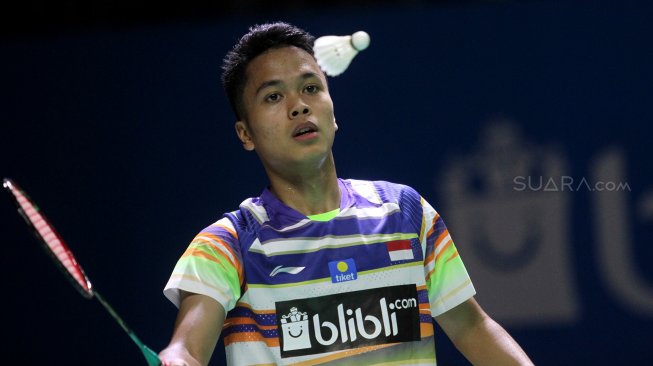 Pebulu tangkis tunggal putra Indonesia Anthony Ginting saat bertanding melawan wakil China Lu Guangzhu dalam babak pertama Blibli Indonesia Open 2019 di Istora Senayan, GBK, Jakarta, Selasa (16/7). [Suara.com/Arief Hermawan P]