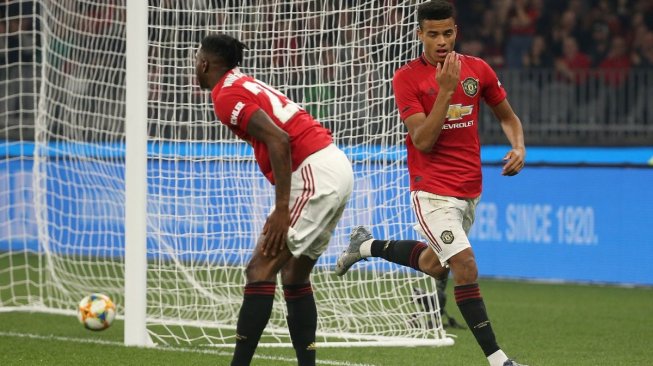 Wonderkid Manchester United, Mason Greenwood (kanan) merayakan golnya ke gawang Leeds United dalam laga pramusim di Perth, Australia, Rabu (17/7/2019) malam WIB. [Laman resmi Manchester United]