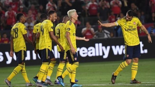 Para pemain Arsenal melakukan selebrasi setelah pemain Bayern Munich Louis Poznanski membuat gol bunuh diri pada laga International Champions Cup di Dignity Health Stadium, Carson, California, AS. Mark RALSTON / AFP