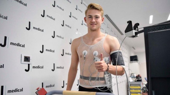 Matthijs de Ligt saat melakukan tes medis. (Twitter/@juventusfcen)