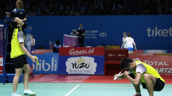 Pasangan ganda campuran Indonesia, Tontowi Ahmad/Winny Oktavina Kandow, tersingkir di Indonesia Open 2019 usai kalah dari Chan Peng Soon/Goh Liu Ying (Malaysia) di babak perempat final di Istora Senayan, Jakarta, Jumat (19/7). [Humas PBSI]