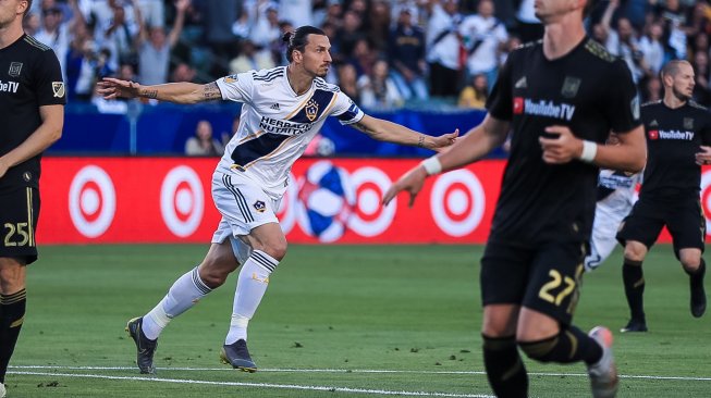 Penyerang LA Galaxy, Zlatan Ibrahimovic melakukan selebrasi usai mencetak gol saat menjamu LAFC pada lanjutan MLS di Stadion Dignity Health Sports Park, Sabtu (20/7/2019) pagi WIB. (Twitter/@LAGalaxy)