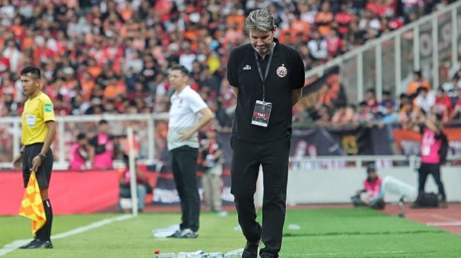 Pelatih Persija Jakarta, Julio Banuelos saat menghadapi PSM Makassar pada babak final leg pertama Piala Indonesia di Stadion Utama Gelora Bung Karno (SUGBK), Senayan, Jakarta, Minggu (21/7/2019). [Suara.com/Muhaimin A Untung]