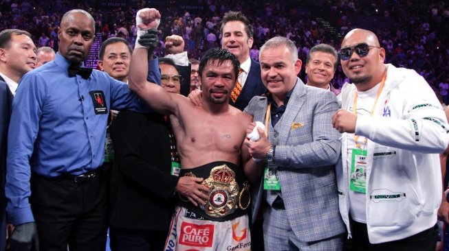 Ikon tinju dunia, Manny Pacquiao (tengah), menjadi juara dunia baru kelas welter WBA (Super) usai mengalahkan juara bertahan Keith Thurman di MGM Grand Garden Arena, Las Vegas, AS, Sabtu (20/7/2019). [AFP/John Gurzinski]