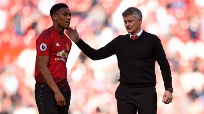 Striker Manchester United Anthony Martial (kiri) dan manajer Ole Gunnar Solskjaer (kanan) di lapangan. Oli SCARFF / AFP